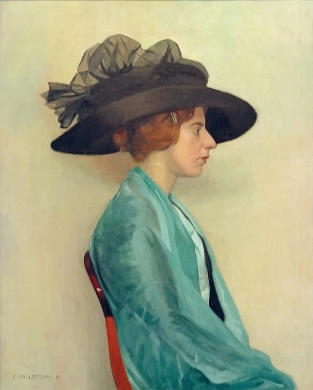 Giovane donna con cappello nero